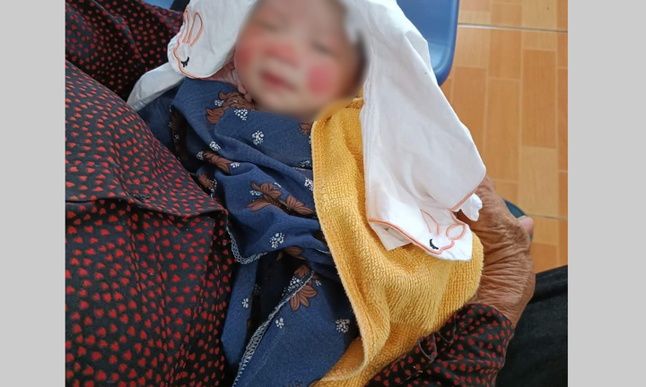 Xót xa bé gái 1 ngày tuổi bị bỏ rơi giữa trời nắng, nằm trong túi nilong màu đen