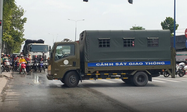 Bình Dương: CSGT dùng xe thùng, chặn bắt nhóm mô tô gây náo loạn trên phố