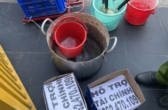 TP.HCM: Phát hiện 5 người dán hàng ngàn tờ rơi 
