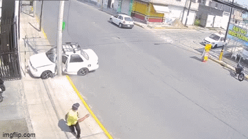 Video: Thót tim cảnh ô tô lao như tên bắn vào cột điện, gãy làm đôi