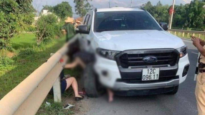 Vụ bé gái tử vong vì mắc kẹt trong hốc bánh xe bán tải: Nữ tài xế khai gì?