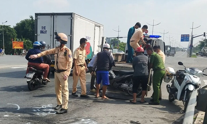 Hiện trường vụ xe bồn đâm loạt xe máy dừng chờ đèn đỏ ở TP.HCM