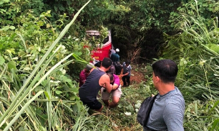 Tin tức tai nạn giao thông mới nhất ngày 28/6: Xe khách chở 25 người lao xuống vực đèo quốc lộ 28B