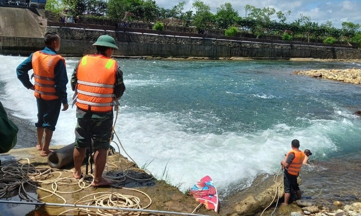 Đi tắm suối cùng vợ con, chồng bị nước cuốn tử vong thương tâm 