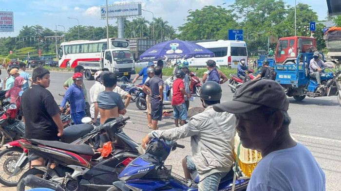 Xe máy va chạm với ô tô tải, một công an xã ở Đồng Nai tử vong 
