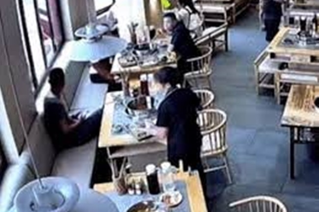 Video: Tài xế điều khiển xe lao thẳng vào nhà hàng lẩu khiến thực khách hoảng sợ 