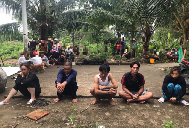 Tạm giữ 5 người trong 1 gia đình xông vào nhà người quen khống chế, cướp tài sản