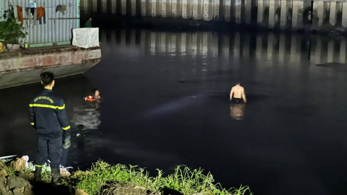 TP.HCM: Công nhân xây dựng bơi qua kênh Tham Lương, đuối nước tử vong