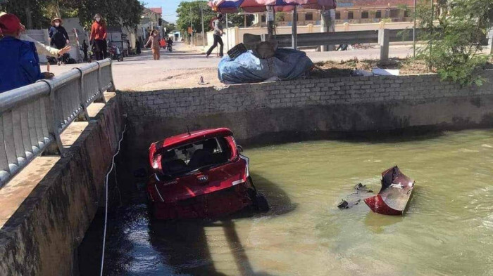 Ô tô con bị xe tải tông rơi xuống kênh nước, tài xế được cứu kịp thời