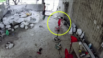 Video: Bố phản ứng kịp thời cứu con trai bị điện giật 