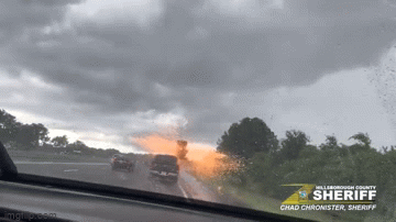 Video: Hoảng hồn trước cảnh ô tô bị sét đánh trúng trên đường cao tốc