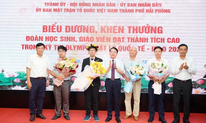 Tin thời sự mới nóng nhất ngày 20/7: Hải Phòng chi 700 triệu khen thưởng thầy trò đạt huy chương Bạc Olympic Vật Lý