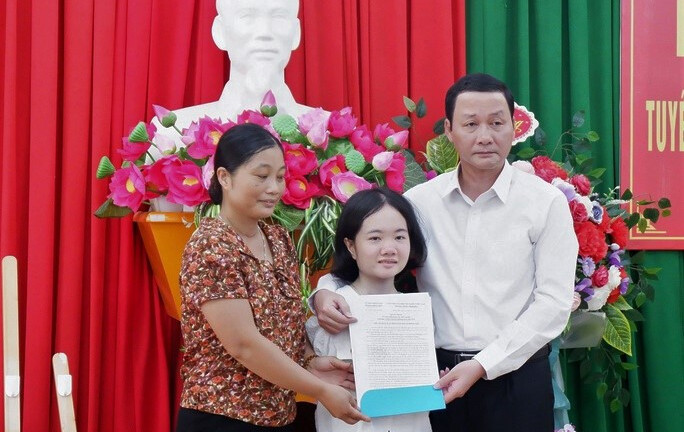 Cô giáo không tay nhận quyết định tuyển dụng đặc cách, thực hiện ước mơ đứng trên bục giảng