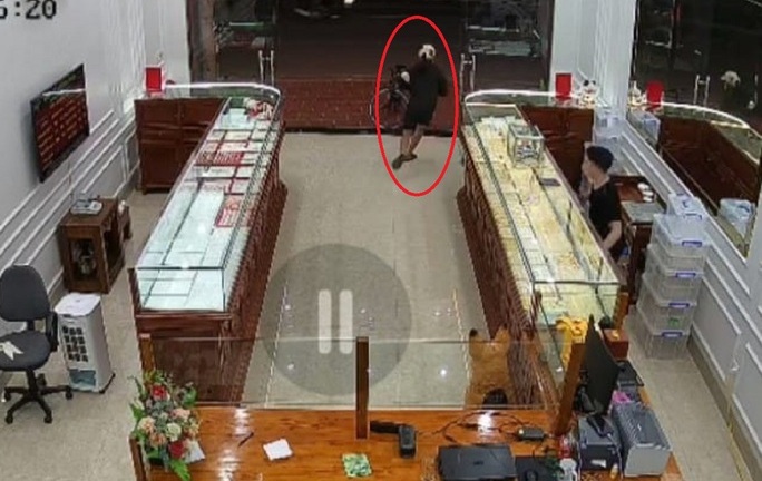 Thiếu niên 16 tuổi cướp tiệm vàng, 