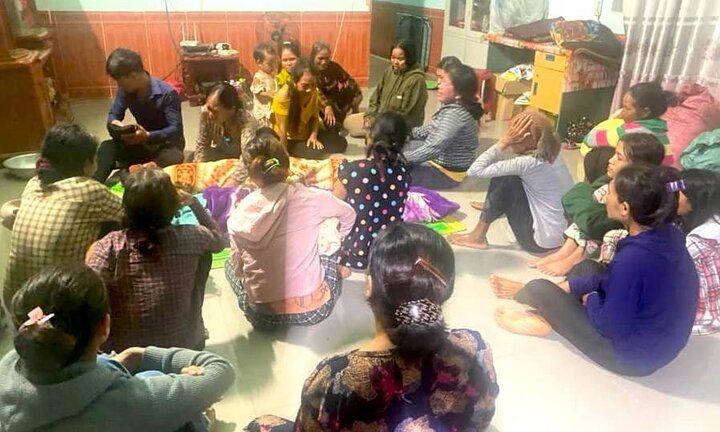 Bàng hoàng phát hiện 2 anh em họ đuối nước dưới ao