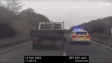 Video: Xe tải đâm văng xe cảnh sát rồi bỏ chạy và cái kết