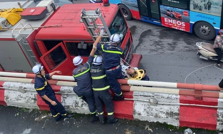 Tin nóng 24h hôm nay ngày 12/8: Cứu nam thanh niên ngã văng từ cầu Chương Dương xuống đất