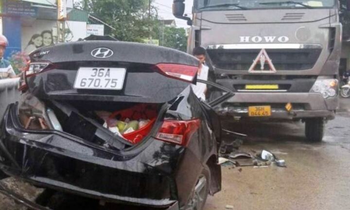 Xe đầu kéo hất văng xe con ở ngã tư, 3 người bị thương 