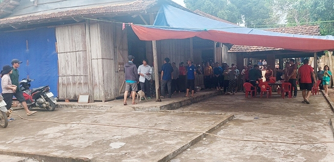 Đi lên rẫy keo khi trời dông lốc, chồng bị sét đánh tử vong, vợ bị thương