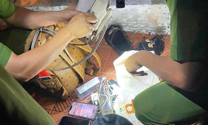 Con gái 22 tuổi nhảy cầu tự tử, cha già thẫn thờ chắp tay ngóng tin