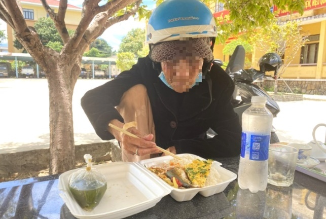 Cụ bà 87 tuổi đi lạc gần 800km đến Thừa Thiên - Huế, công an có hành động ấm lòng 