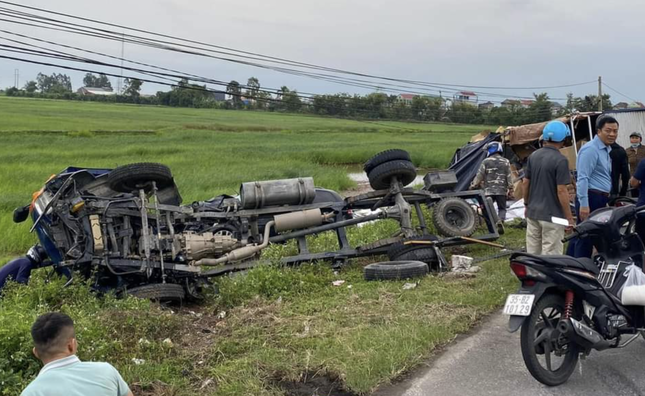 Ninh Bình: Xe tải va chạm với ô tô con, chiến sĩ công an bị thương nặng