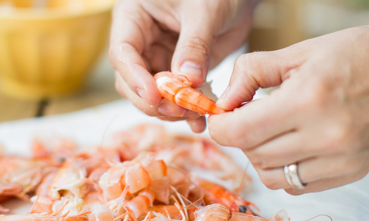 4 sai lầm khi ăn tôm vô tình rước 