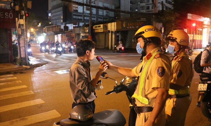 6 loại giấy tờ nào CSGT được kiểm tra khi dừng xe từ ngày 15/9?