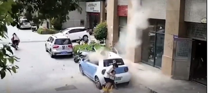 Video: Thót tim cảnh mảng tường lớn rơi khỏi nhà cao tầng, 2 mẹ con thoát nạn