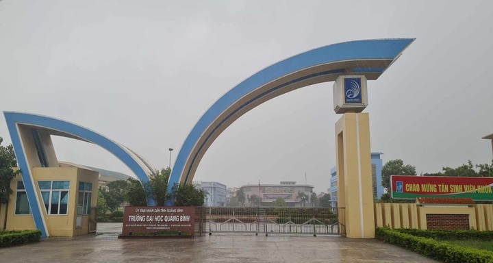 Vì sao hiệu trưởng, kế toán trưởng trường ĐH Quảng Bình bị kỷ luật?