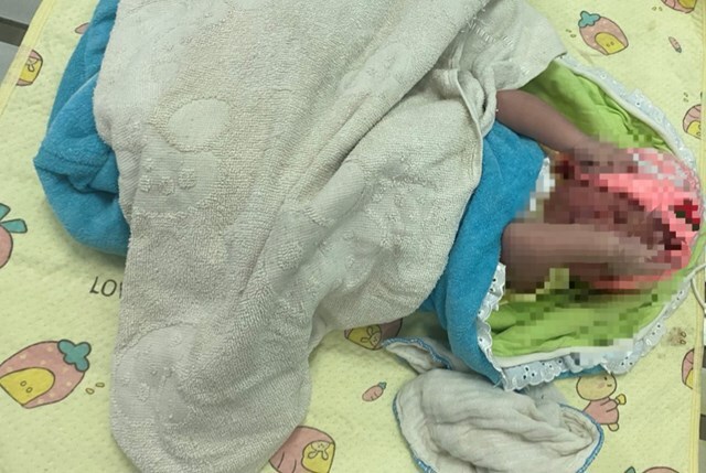 Xót xa bé trai chưa được cắt rốn bị bỏ rơi tại bệnh viện 