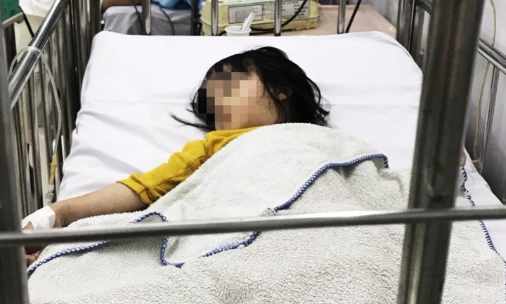 Vụ ngộ độc hàng loạt sau tiệc trung thu: Mẹ hoảng hốt nhìn con co giật trước mắt