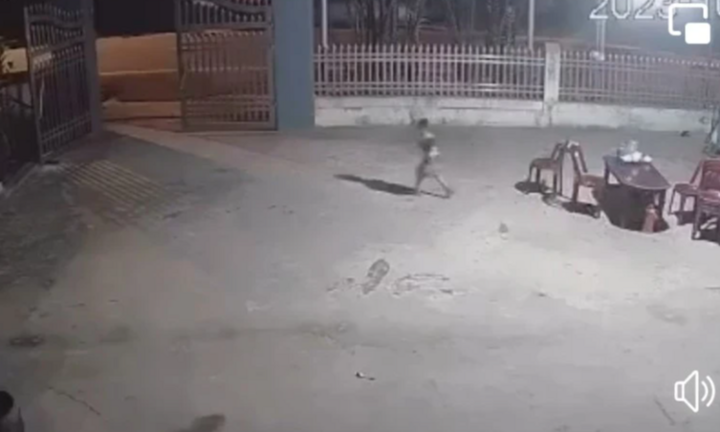 Bé trai 4 tuổi bị xe tải tông tử vong khi băng qua đường chơi trốn tìm 