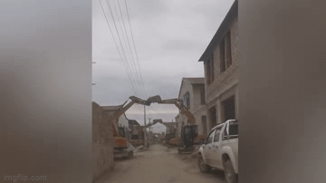 Video: Cô dâu sửng sốt khi chú rể ở Trung Quốc dùng 18 máy xúc làm cổng đám cưới