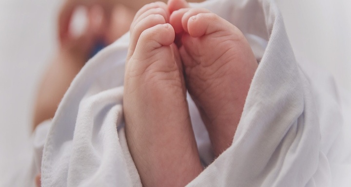 Vợ chồng công chức sinh con thứ ba, có bị hoãn nâng lương?