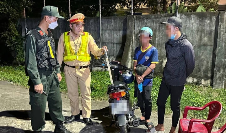 CSGT Đồng Nai phát hiện dao tự chế khi kiểm tra nồng độ cồn