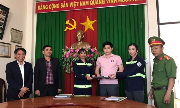 Tin nóng 24h hôm nay ngày 12/10: Nữ lao động trả lại 4.700 USD và laptop nhặt được
