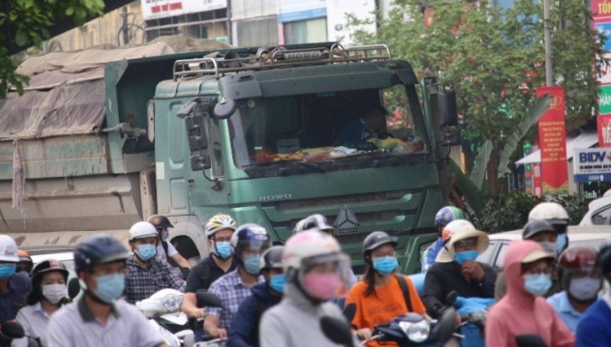 Đi vào giờ cấm lại mạo danh xe của thanh tra công an, tài xế xe hổ vồ không thoát án phạt