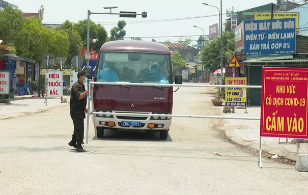 Tin tức thời sự mới nóng nhất hôm nay 15/5: Đột nhập vào xã bị phong tỏa vì COVID-19 để đánh ghen
