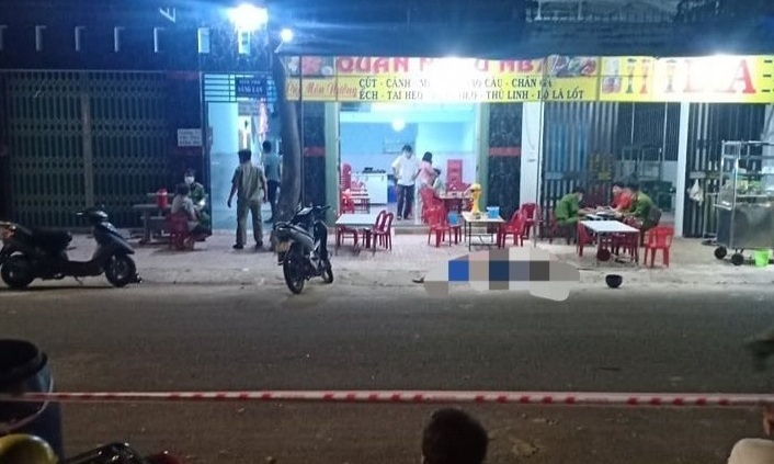 Truy tìm 2 đối tượng đâm người đàn ông đang ngồi nhậu tử vong ở Bình Dương