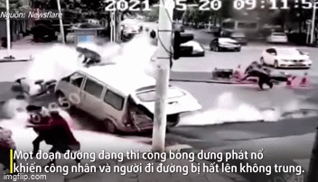 Video: Cả đoạn đường bất ngờ phát nổ, nhiều người bị thổi bay, hất văng lên không trung