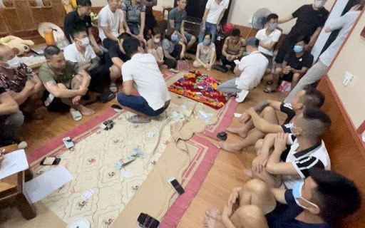 Bắc Ninh: Nhóm thanh niên tụ tập uống rượu, đánh bạc bất chấp lệnh cấm
