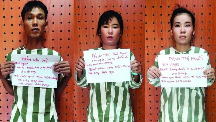 Hai nữ công nhân 