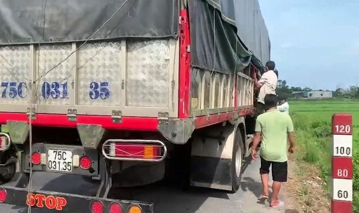 Phát hiện 8 người ẩn nấp trong thùng xe tải để trốn khai báo y tế