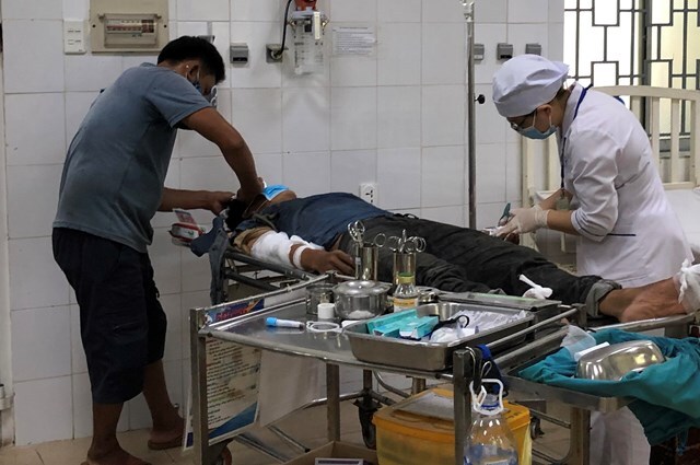 Bị phóng điện từ đường dây cao áp, 3 người bỏng nặng