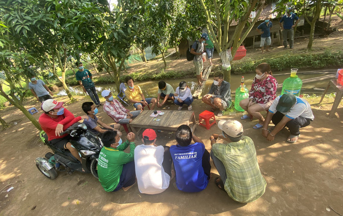 Bất chấp lệnh giãn cách, 13 đối tượng tụ tập trong vườn xoài