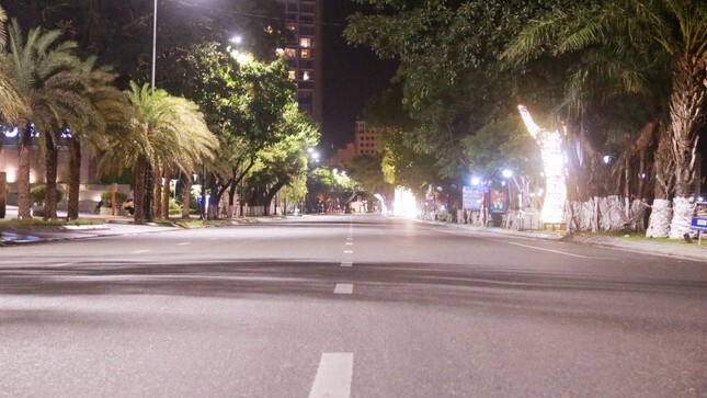 Đà Nẵng: Đường phố vắng lặng trong đêm đầu tiên thực hiện chỉ thị giãn cách mới