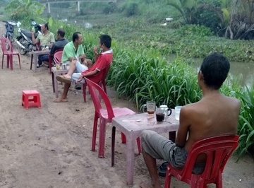 Mở cửa bán cà phê, chủ quán cùng 5 khách bị phạt 90 triệu đồng