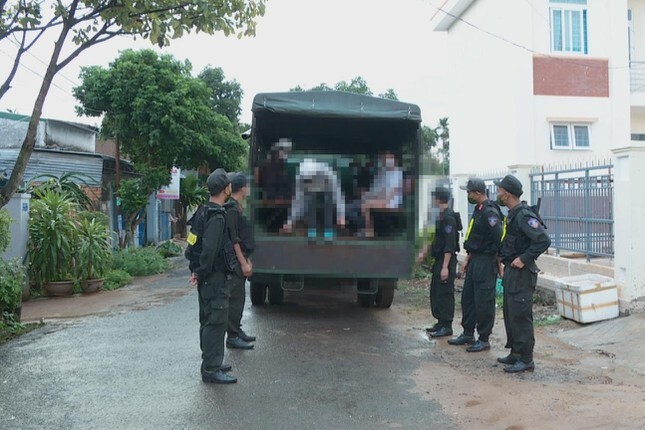 Mâu thuẫn trên mạng xã hội, nhóm nữ sinh hẹn bạn lên đồi thông đánh hội đồng