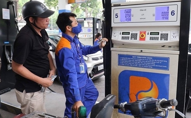 Giá xăng vào kỳ điều chỉnh, dự kiến giảm mạnh trong ngày mai